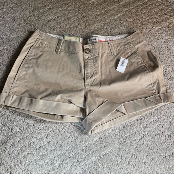 Old Navy Pants - NWT Old Navy 3” Khaki Shorts, Size 4